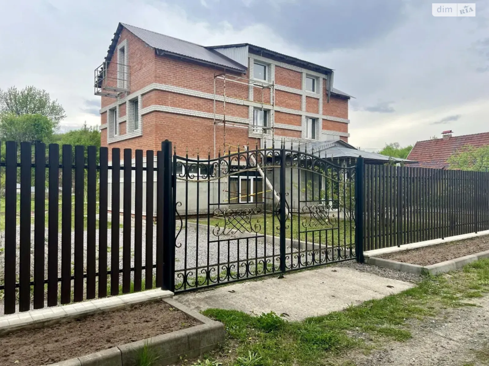 Продается дом на 2 этажа 140 кв. м с садом, цена: 65000 $ - фото 1