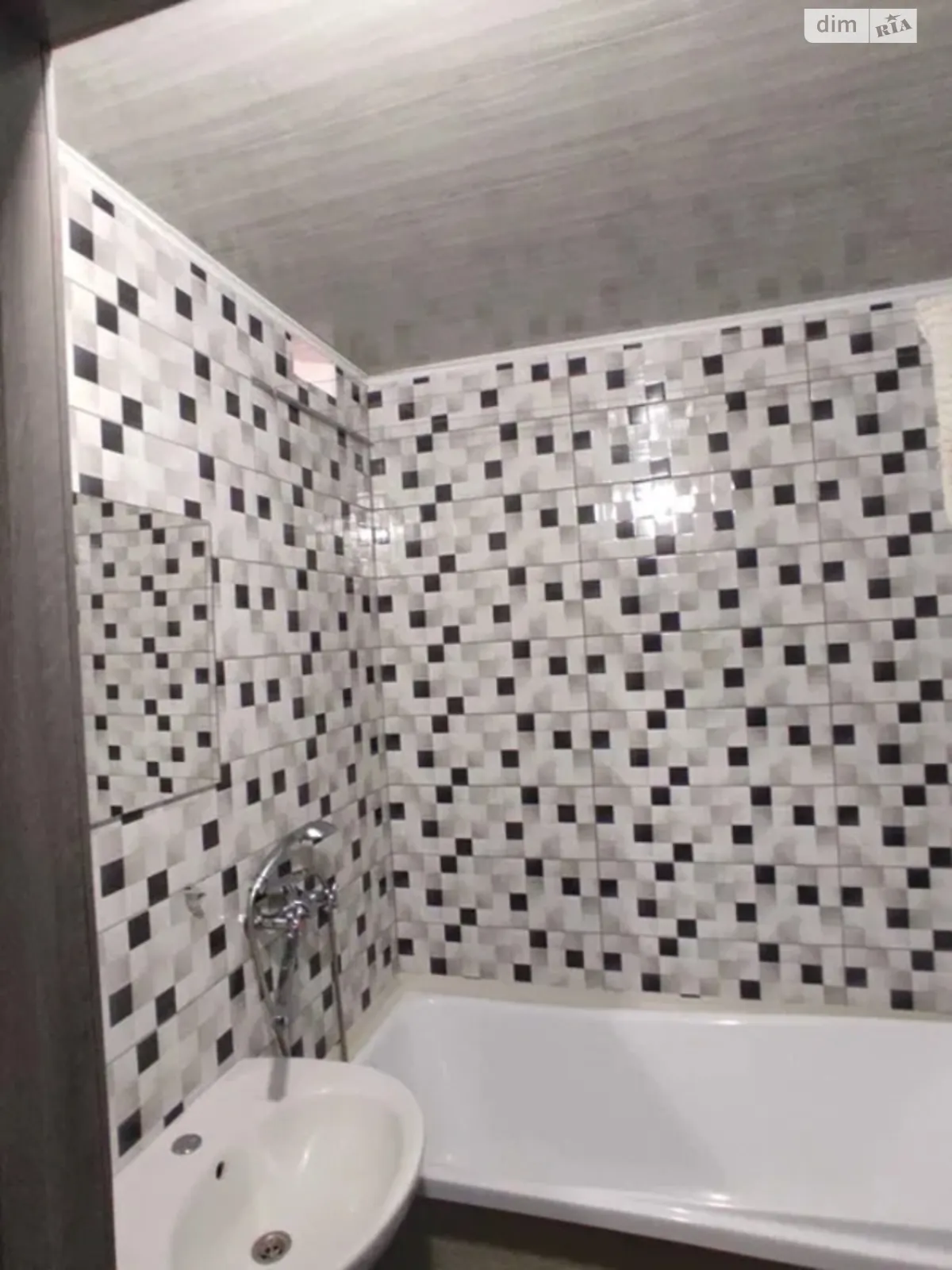 Продается 3-комнатная квартира 69 кв. м в Миргороде, ул. Сорочинская, 12 - фото 1