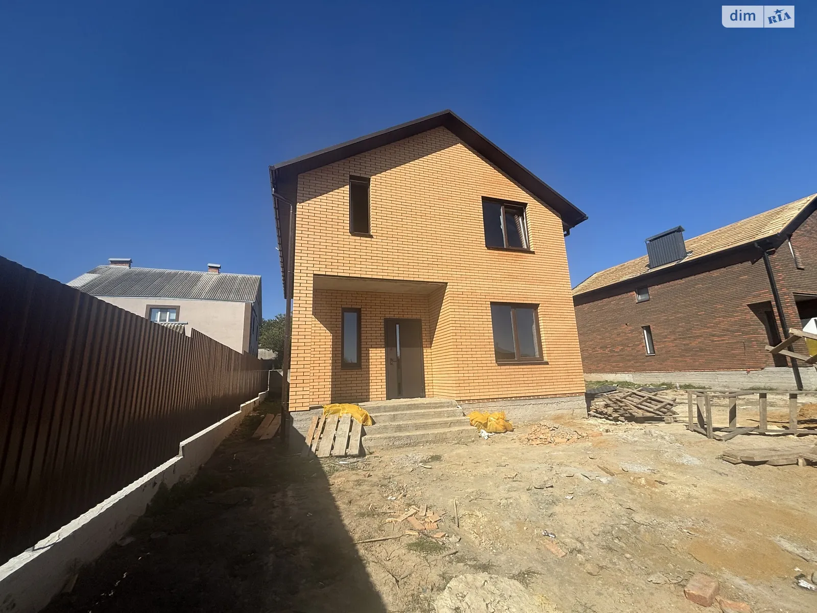 Продается дом на 2 этажа 120 кв. м с камином, цена: 85000 $ - фото 1