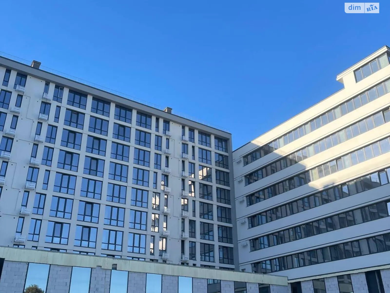 Продается 1-комнатная квартира 40.3 кв. м в Ивано-Франковске, ул. Надречная, 1 - фото 1