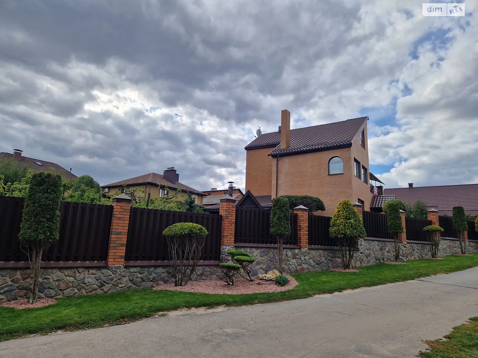 Продается дом на 3 этажа 247 кв. м с садом, цена: 155000 $ - фото 1