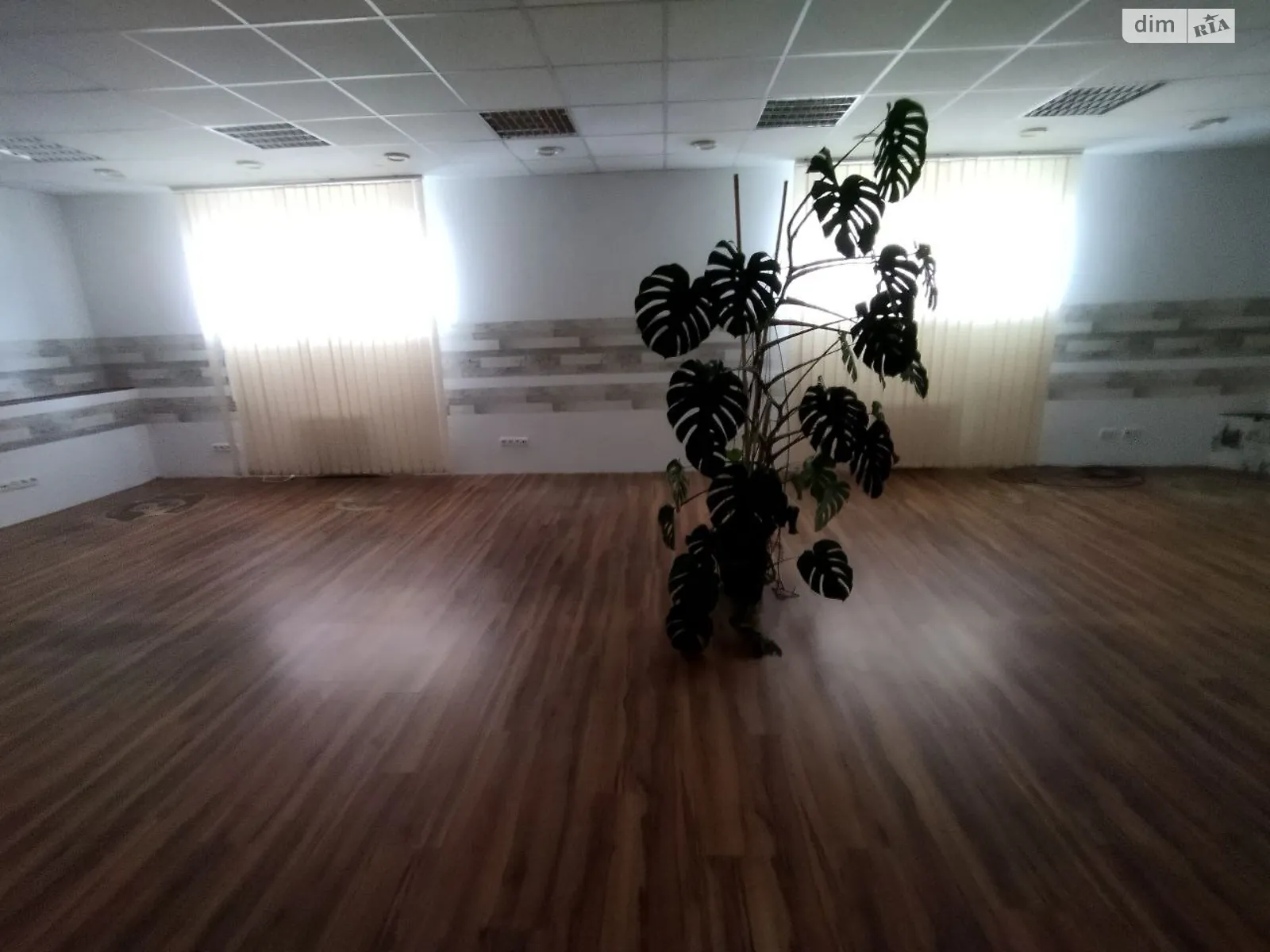 Сдается в аренду офис 69.9 кв. м в бизнес-центре, цена: 8800 грн - фото 1