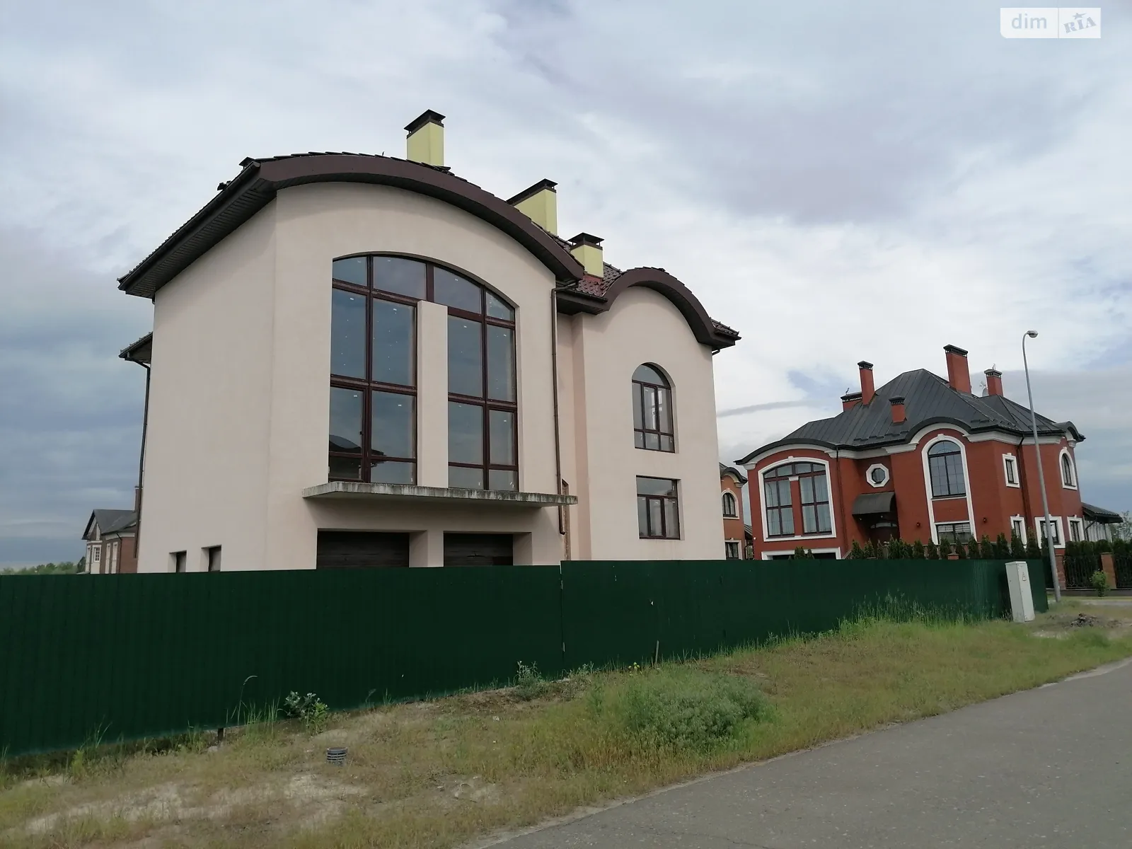 Продается дом на 2 этажа 480 кв. м с садом, цена: 210000 $ - фото 1