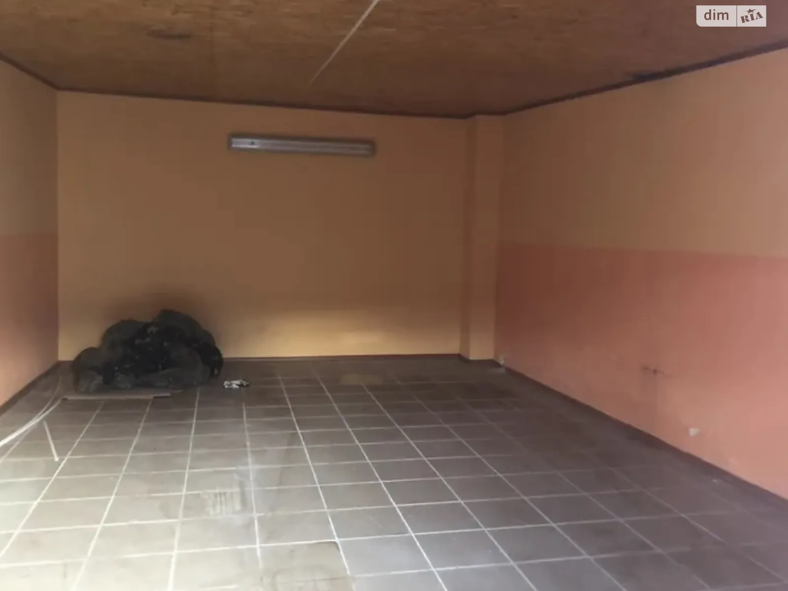 Сдается в аренду место в гаражном кооперативе под легковое авто на 24 кв. м, цена: 1800 грн - фото 1