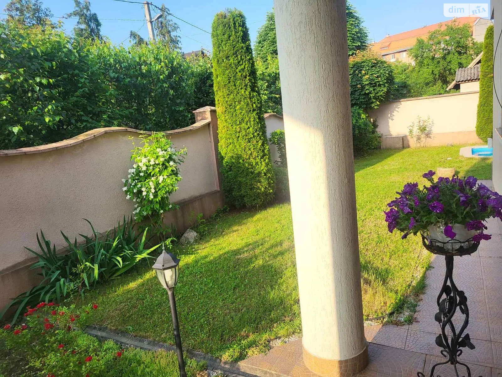 Сдается в аренду дом на 2 этажа 190 кв. м с балконом, цена: 1500 € - фото 1