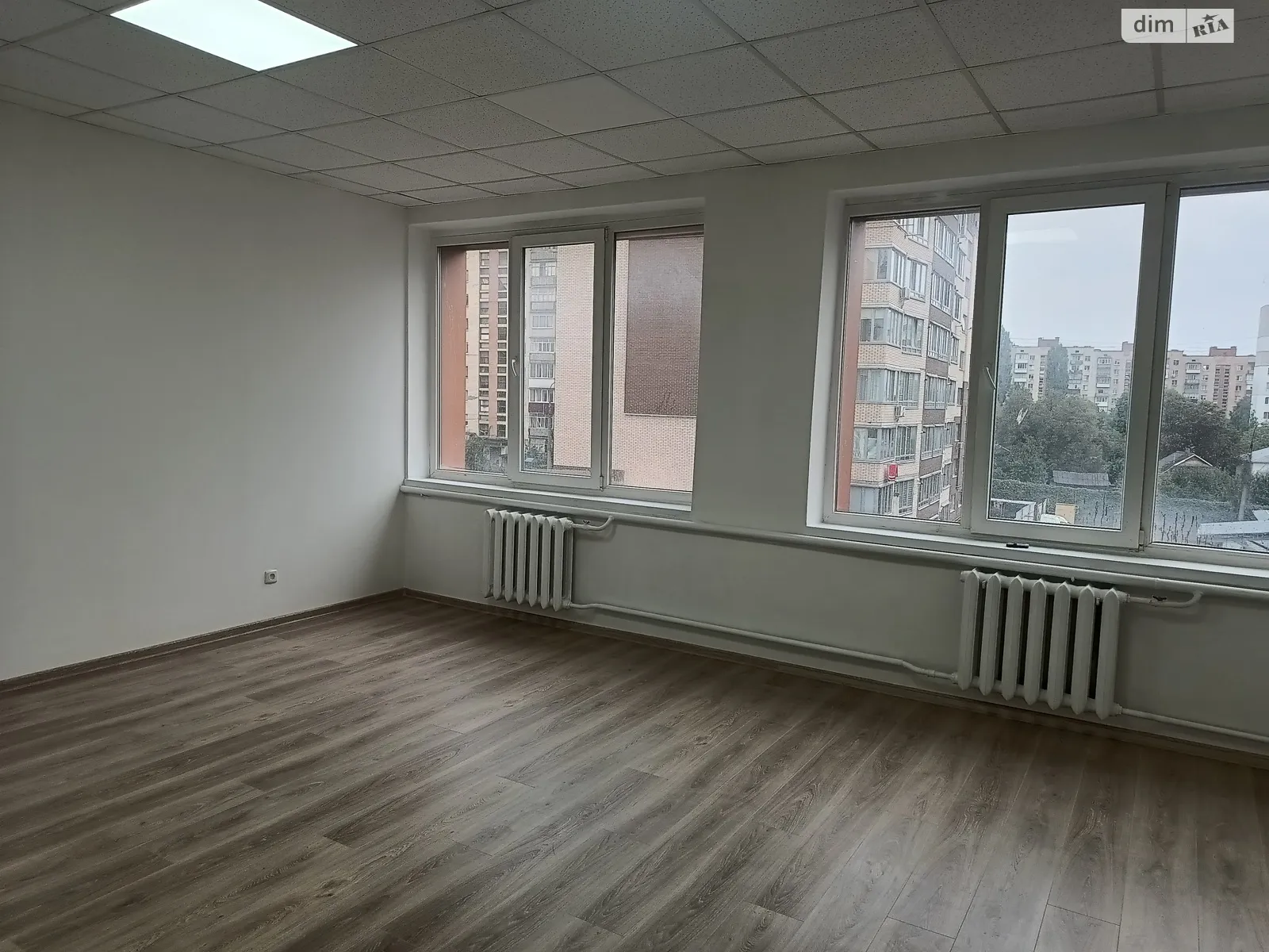 Сдается в аренду офис 24.5 кв. м в бизнес-центре, цена: 5500 грн - фото 1