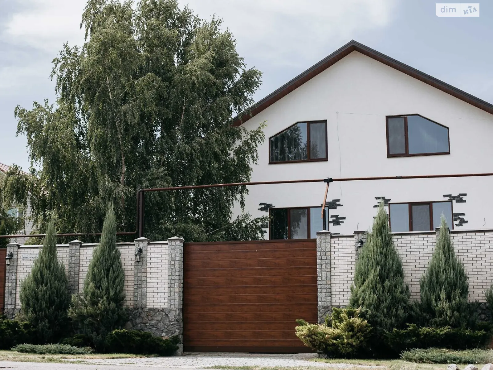 Сдается в аренду дом на 2 этажа 300 кв. м с беседкой, цена: 1500 € - фото 1