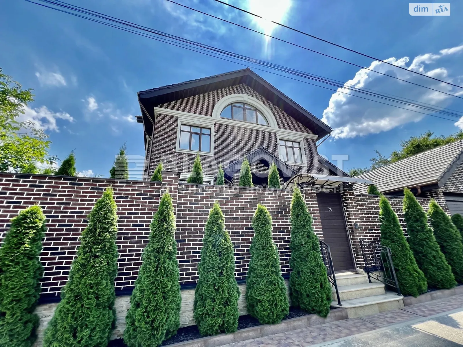 Продается дом на 3 этажа 550 кв. м с камином, цена: 690000 $ - фото 1