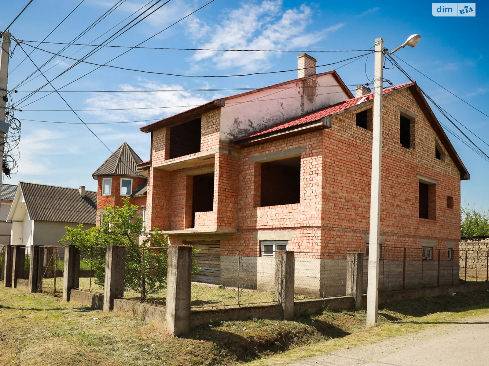 Продается дом на 3 этажа 297 кв. м с камином, цена: 41000 $ - фото 1