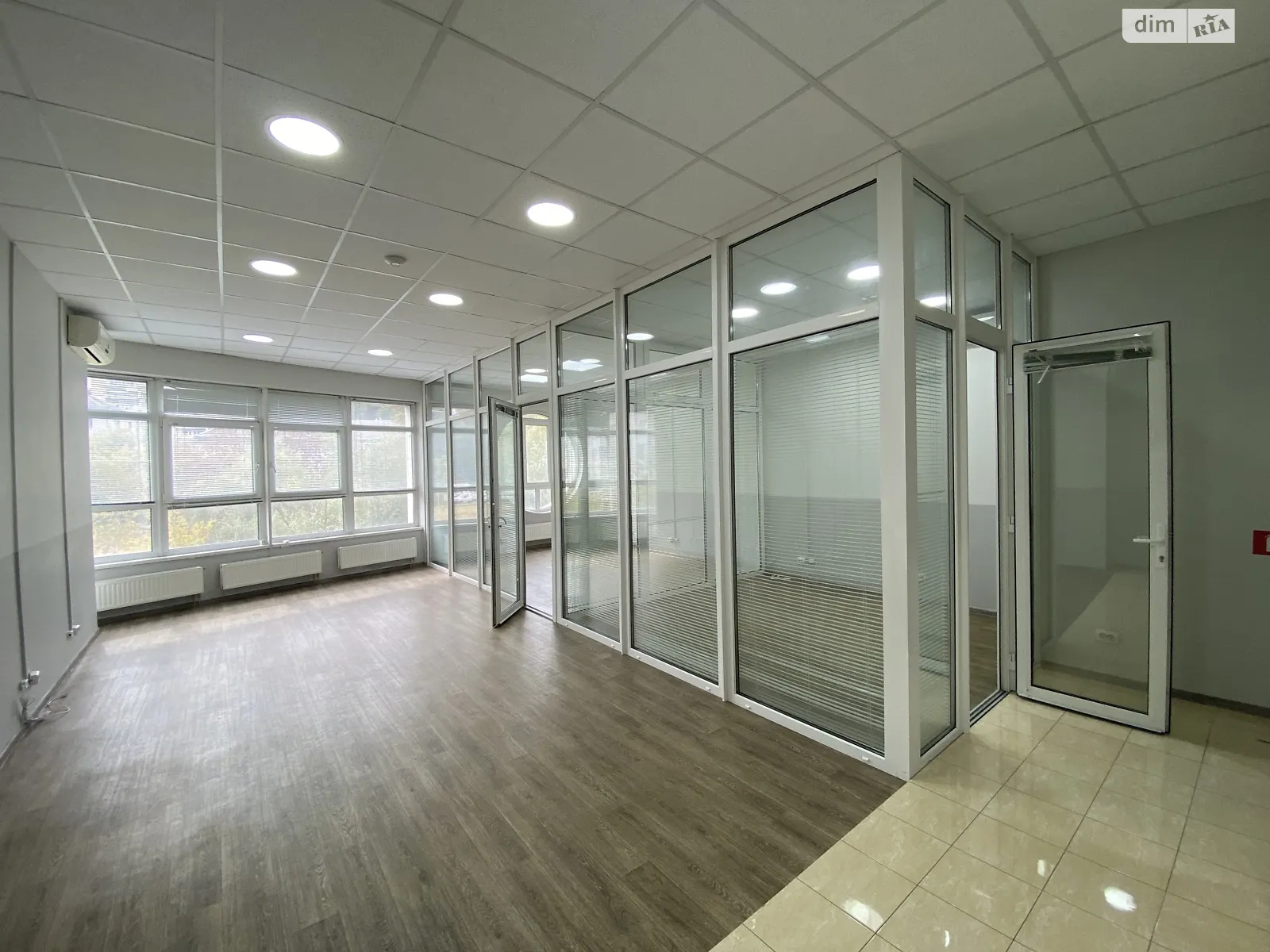 Сдается в аренду офис 80 кв. м в бизнес-центре, цена: 1200 $ - фото 1