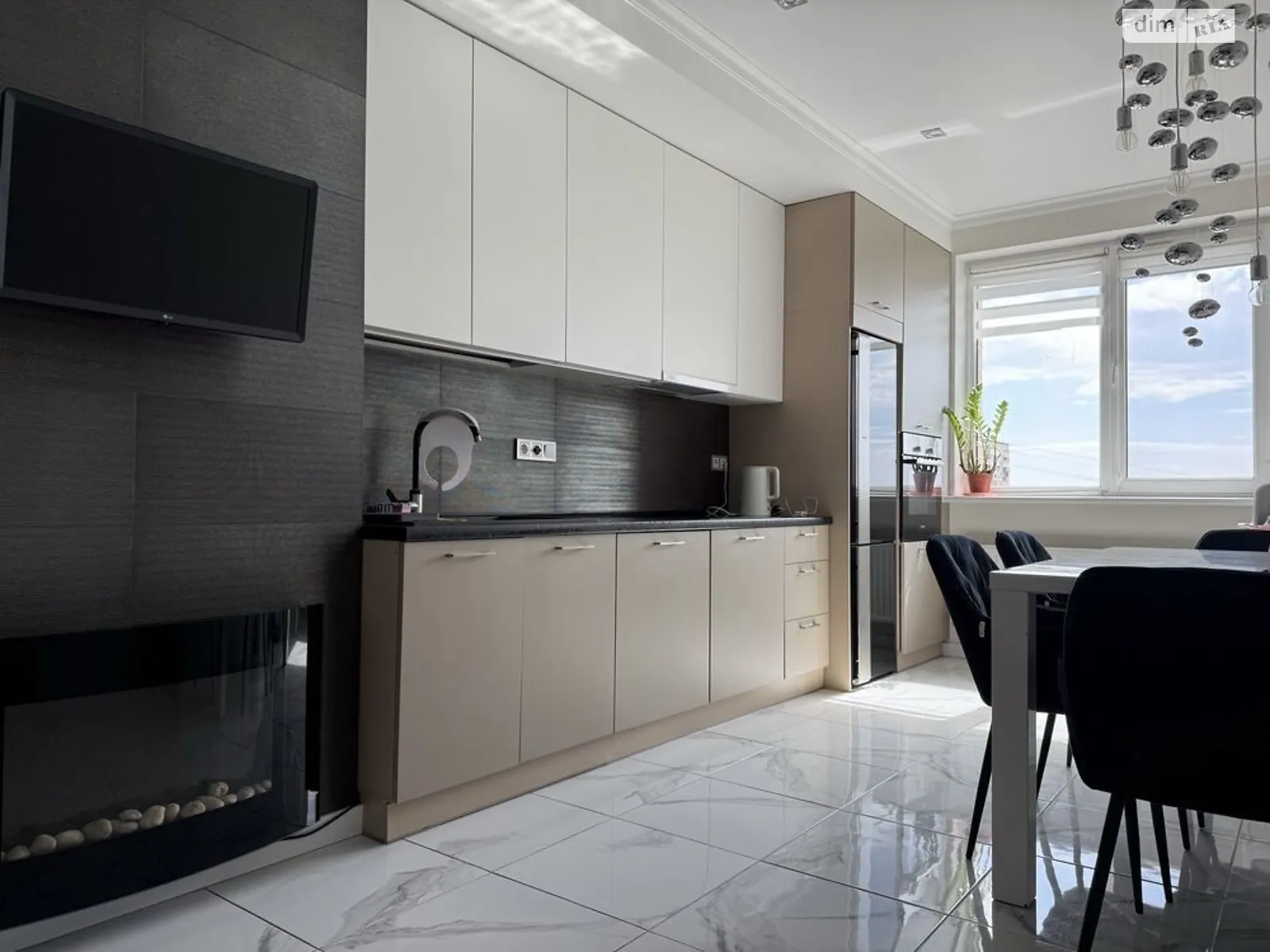 Продається 2-кімнатна квартира 70 кв. м у Рівному, вул. Миколи Карнаухова, 47-49 - фото 1