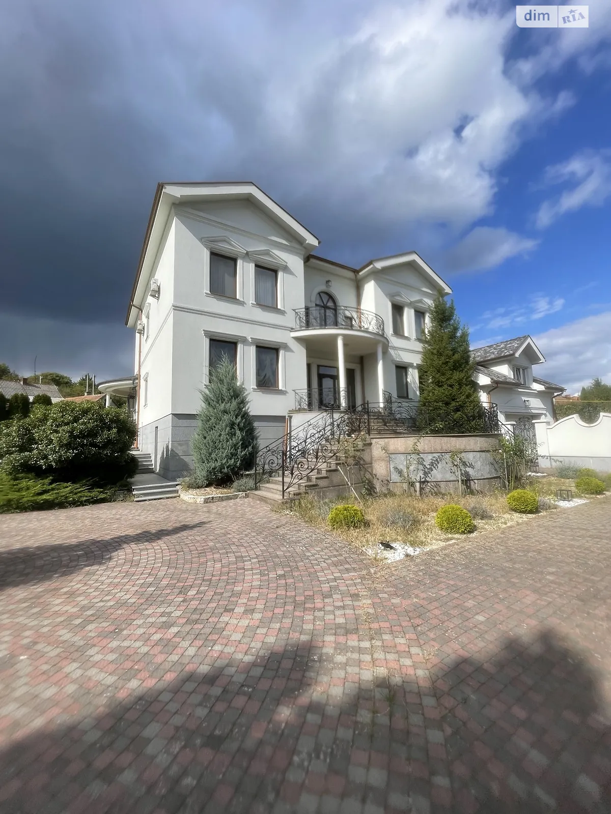 Сдается в аренду дом на 2 этажа 460 кв. м с мансардой, цена: 2500 $ - фото 1