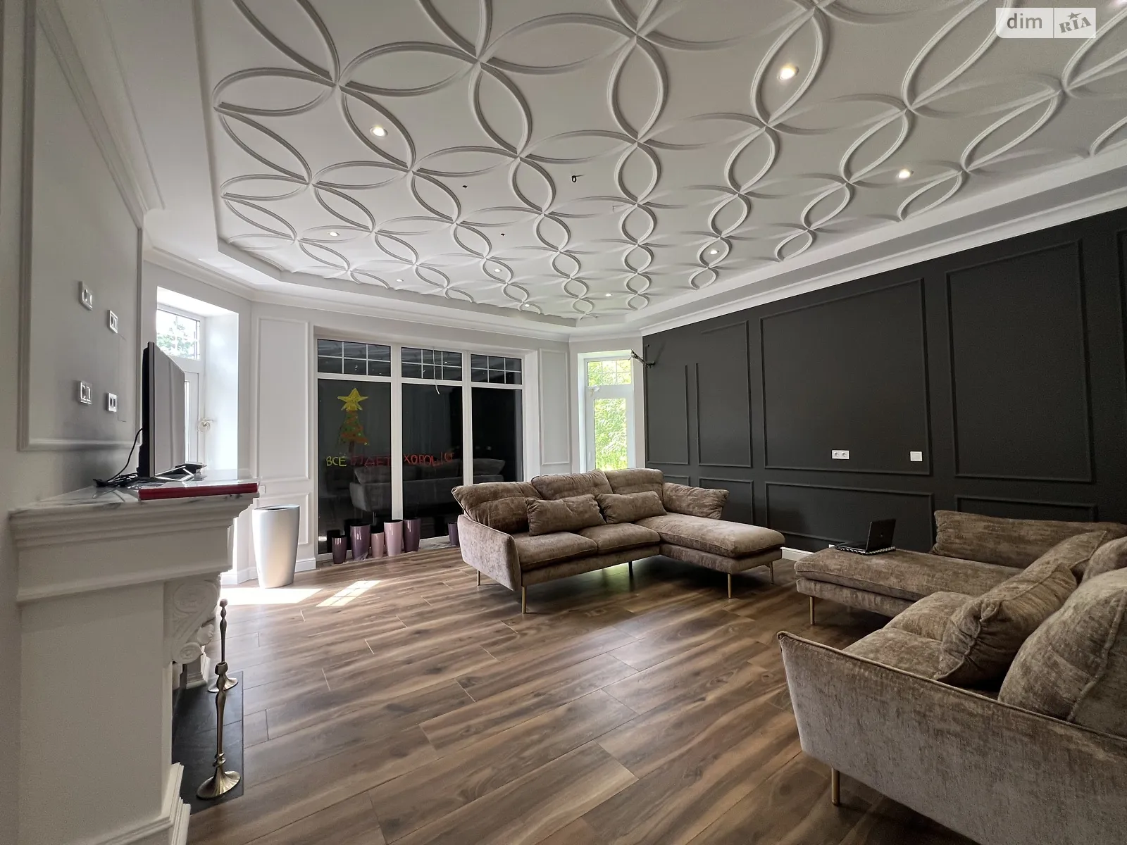 Продается дом на 3 этажа 750 кв. м с участком, цена: 760000 € - фото 1