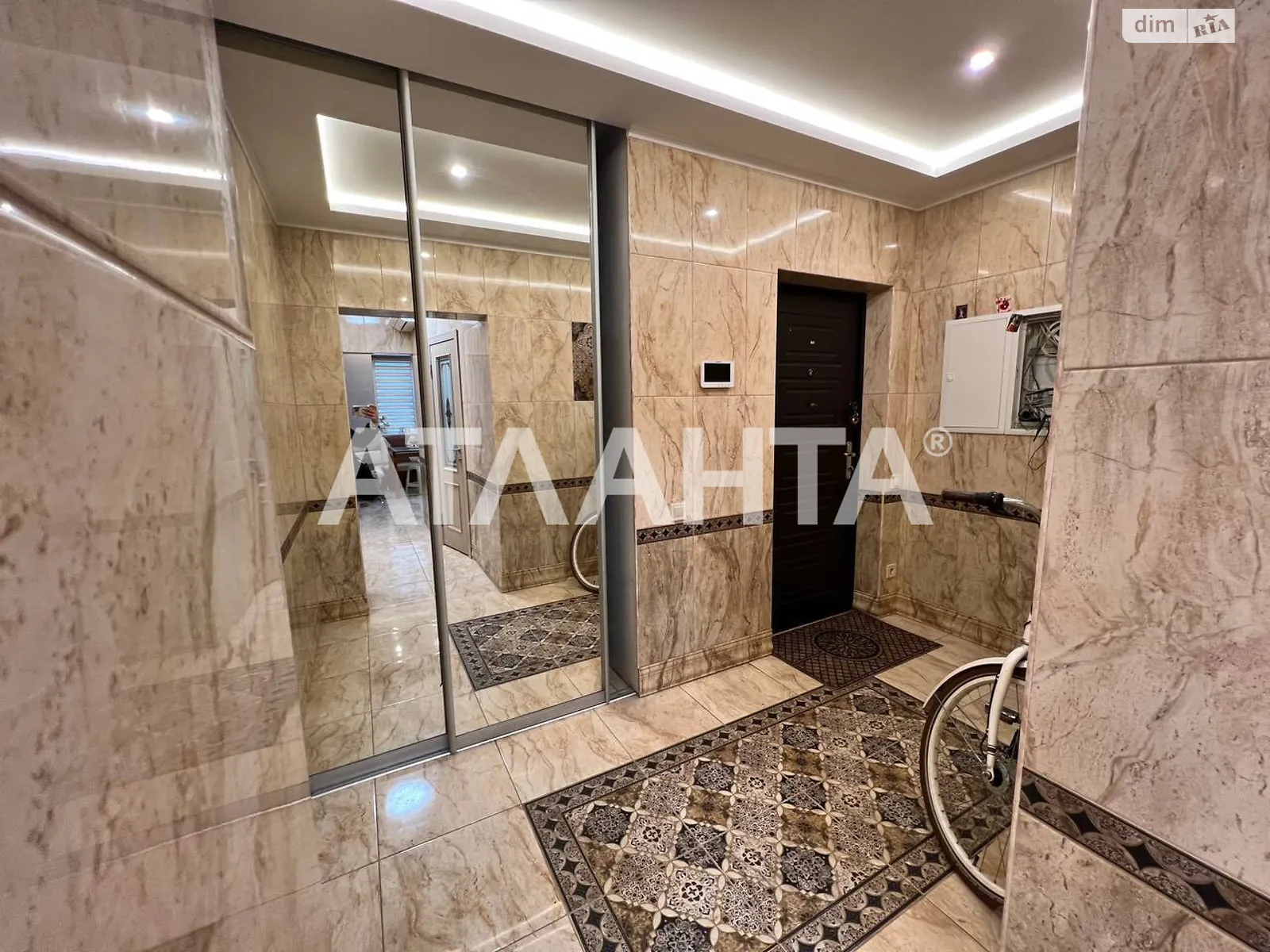 Продается 1-комнатная квартира 60.7 кв. м в Одессе, ул. Марсельская - фото 1