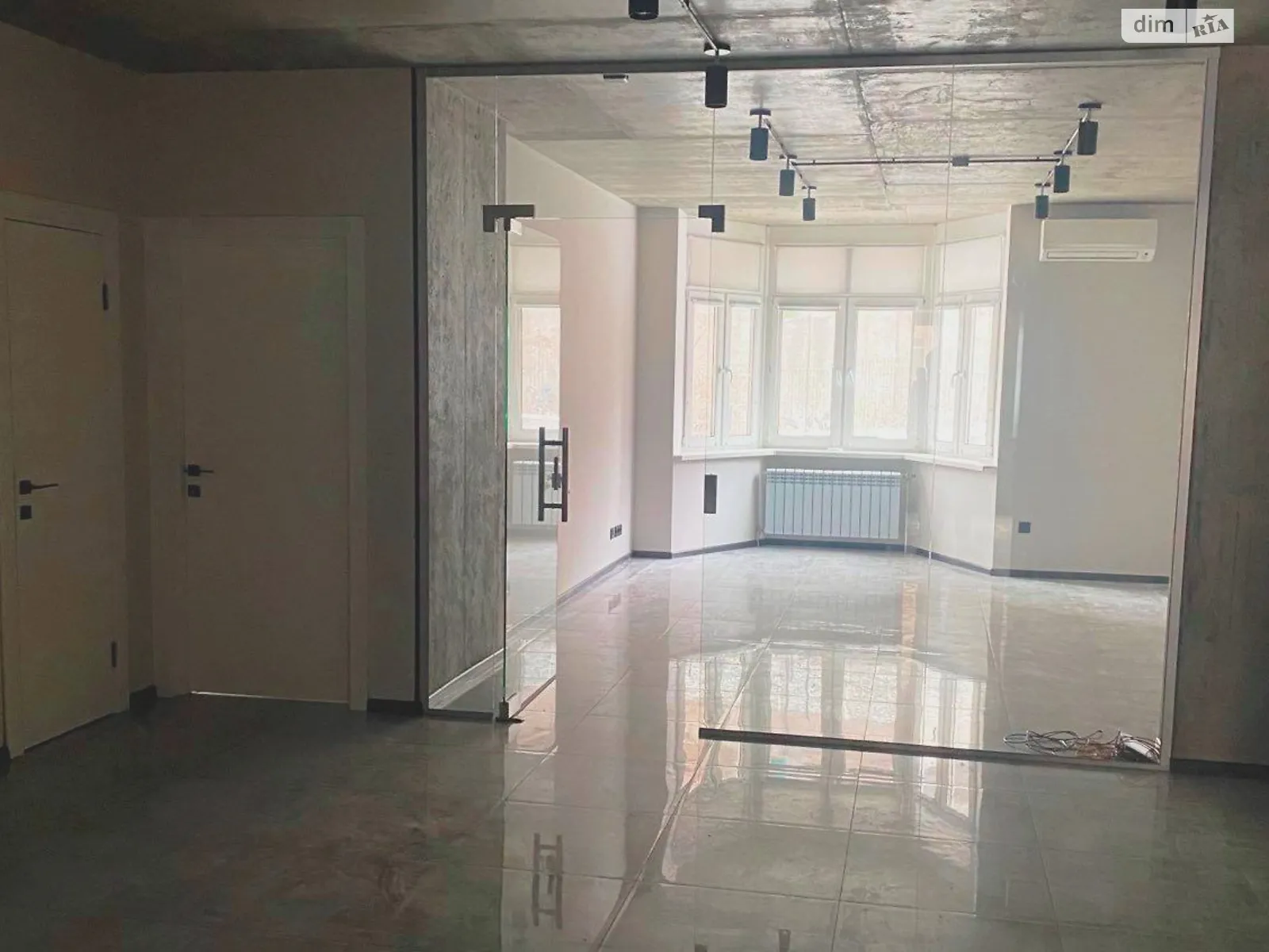 Сдается в аренду офис 125 кв. м в бизнес-центре, цена: 1200 $ - фото 1