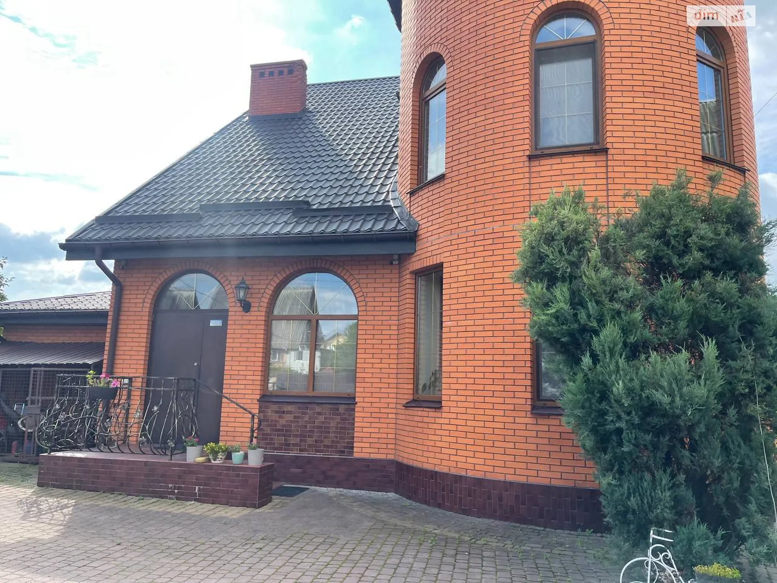 Сдается в аренду дом на 3 этажа 295 кв. м с верандой, цена: 2500 $ - фото 1