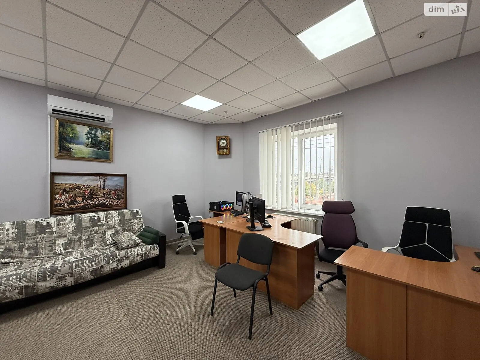 Сдается в аренду офис 80 кв. м в бизнес-центре, цена: 400 $ - фото 1