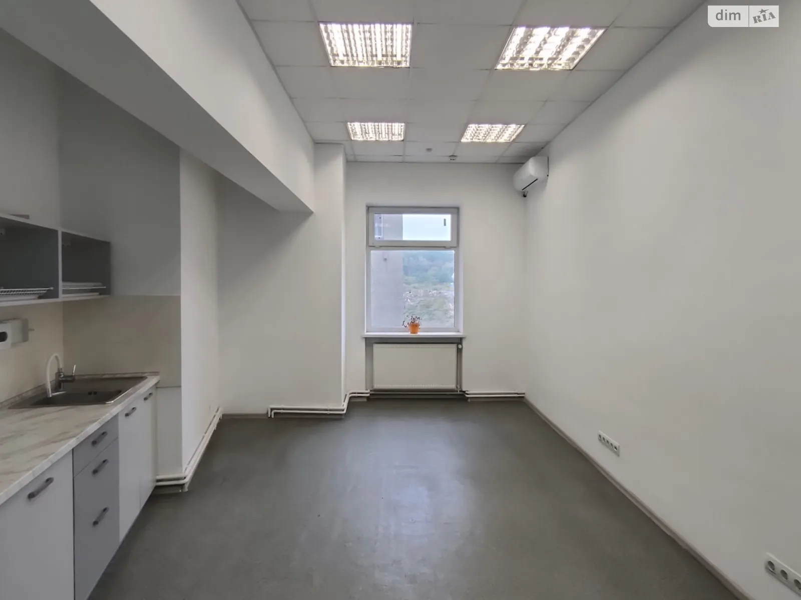 Сдается в аренду офис 21 кв. м в бизнес-центре, цена: 7350 грн - фото 1