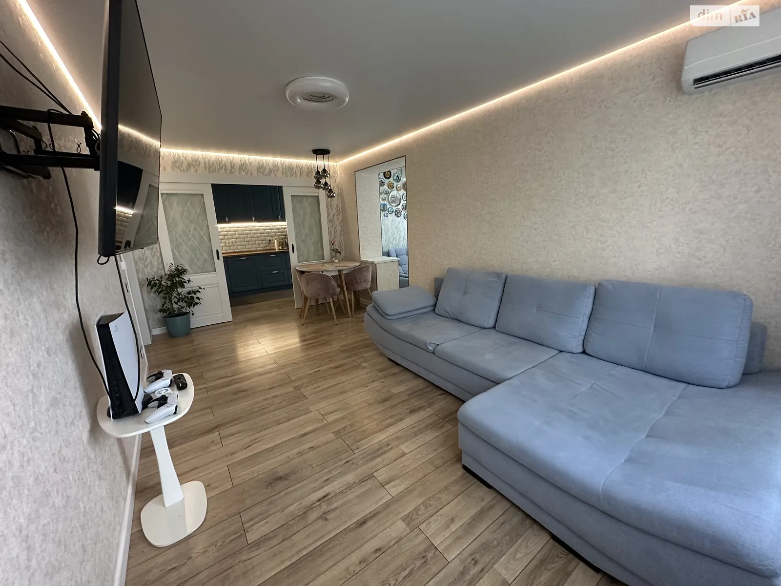 Продается 3-комнатная квартира 65 кв. м в Днепре, просп. Слобожанский - фото 1