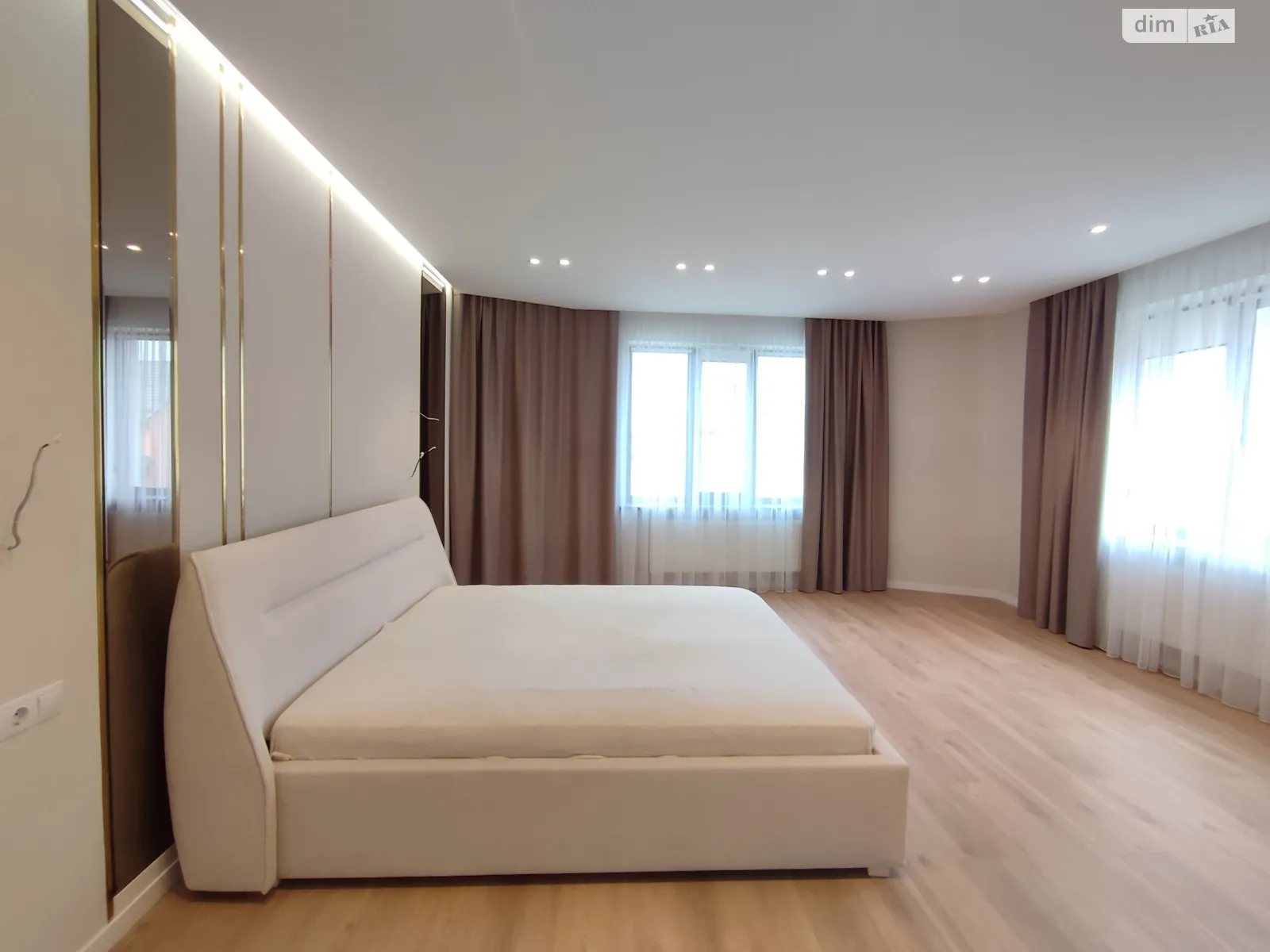 Продается дом на 2 этажа 250 кв. м с подвалом, цена: 280000 $ - фото 1