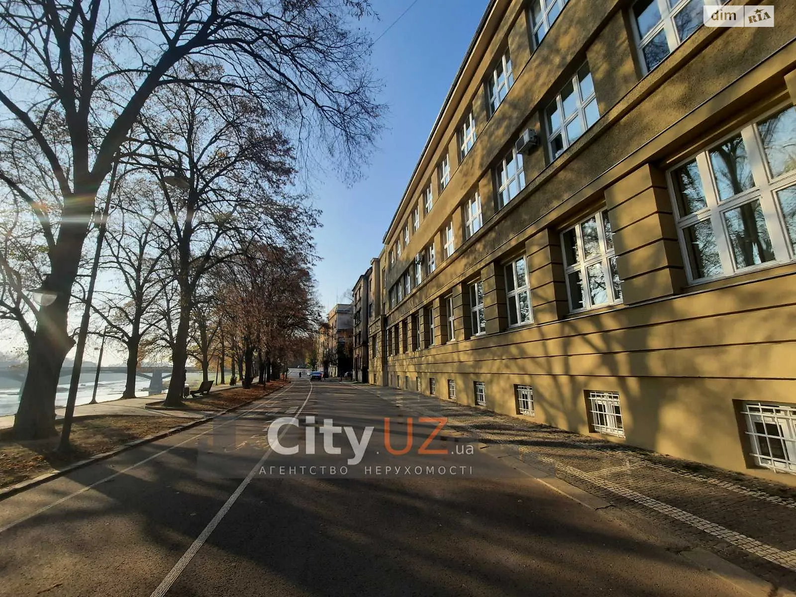 Продается 4-комнатная квартира 270 кв. м в Ужгороде, наб. Независимости - фото 1