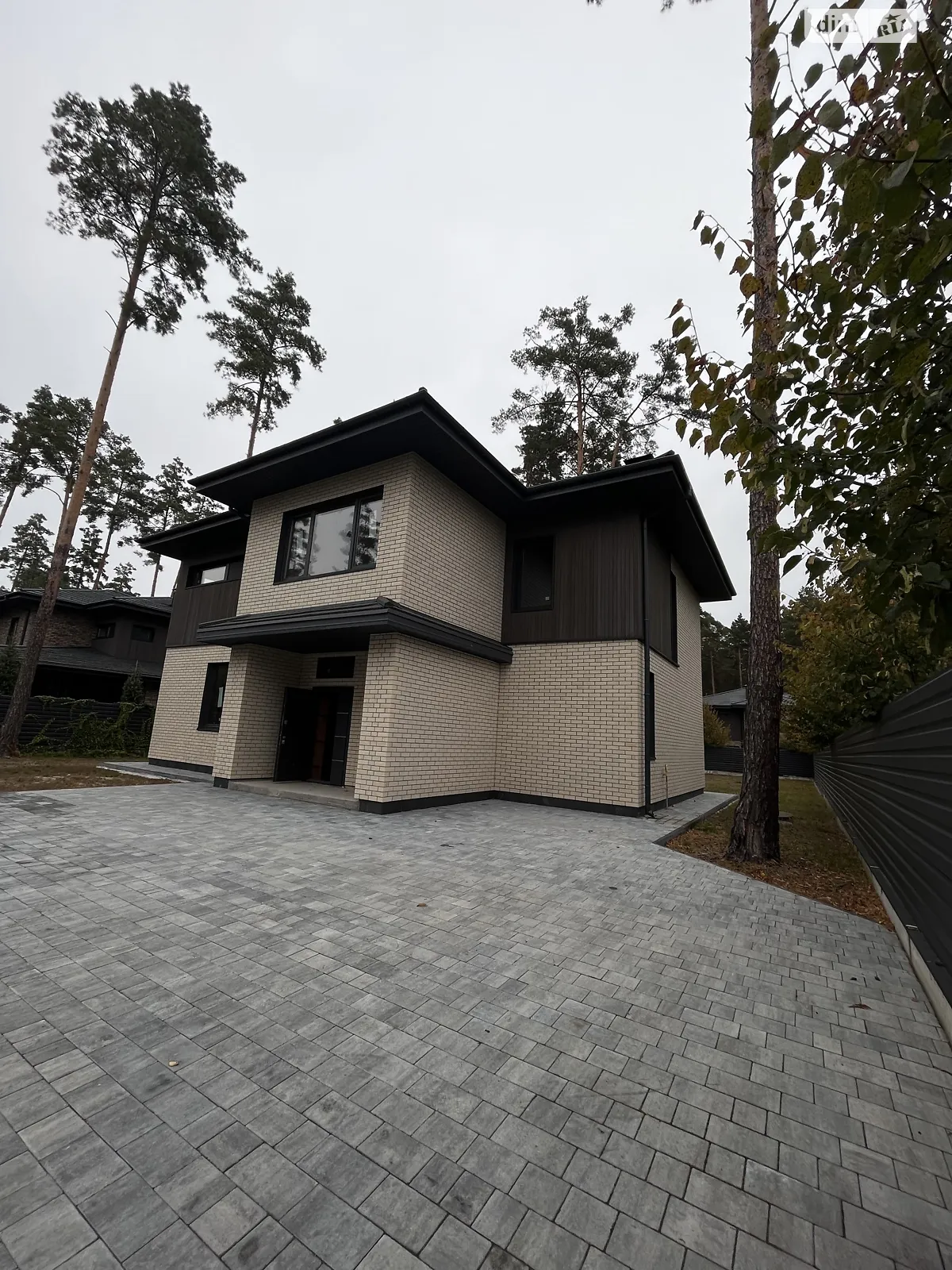 Продается дом на 2 этажа 220 кв. м с участком, цена: 425000 $ - фото 1