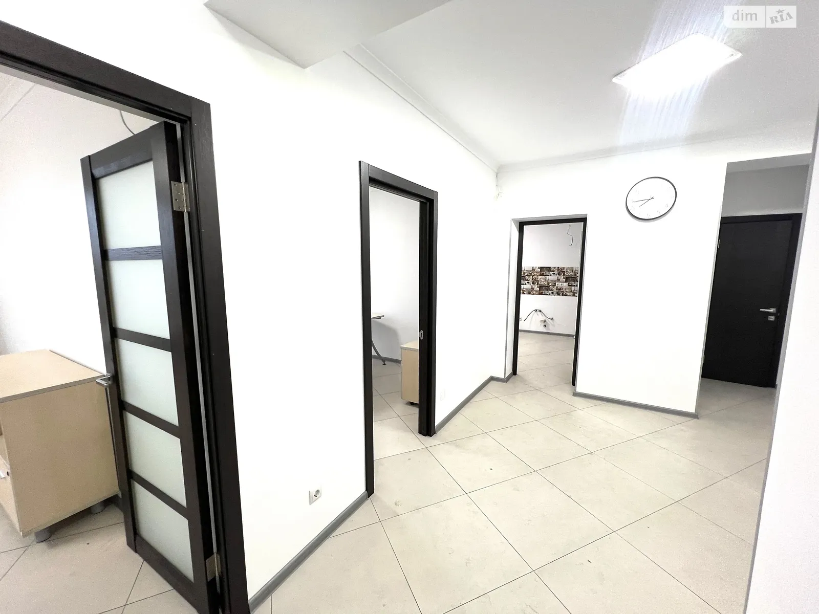 Сдается в аренду офис 92.5 кв. м в бизнес-центре, цена: 800 $ - фото 1