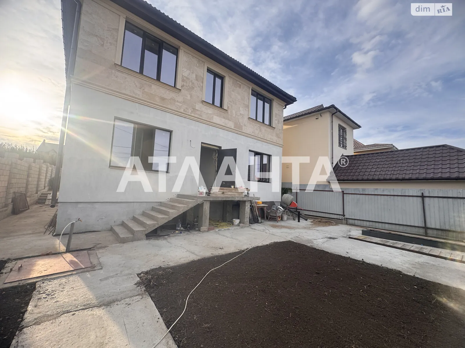 Продается дом на 3 этажа 280 кв. м с баней/сауной, цена: 270000 $ - фото 1