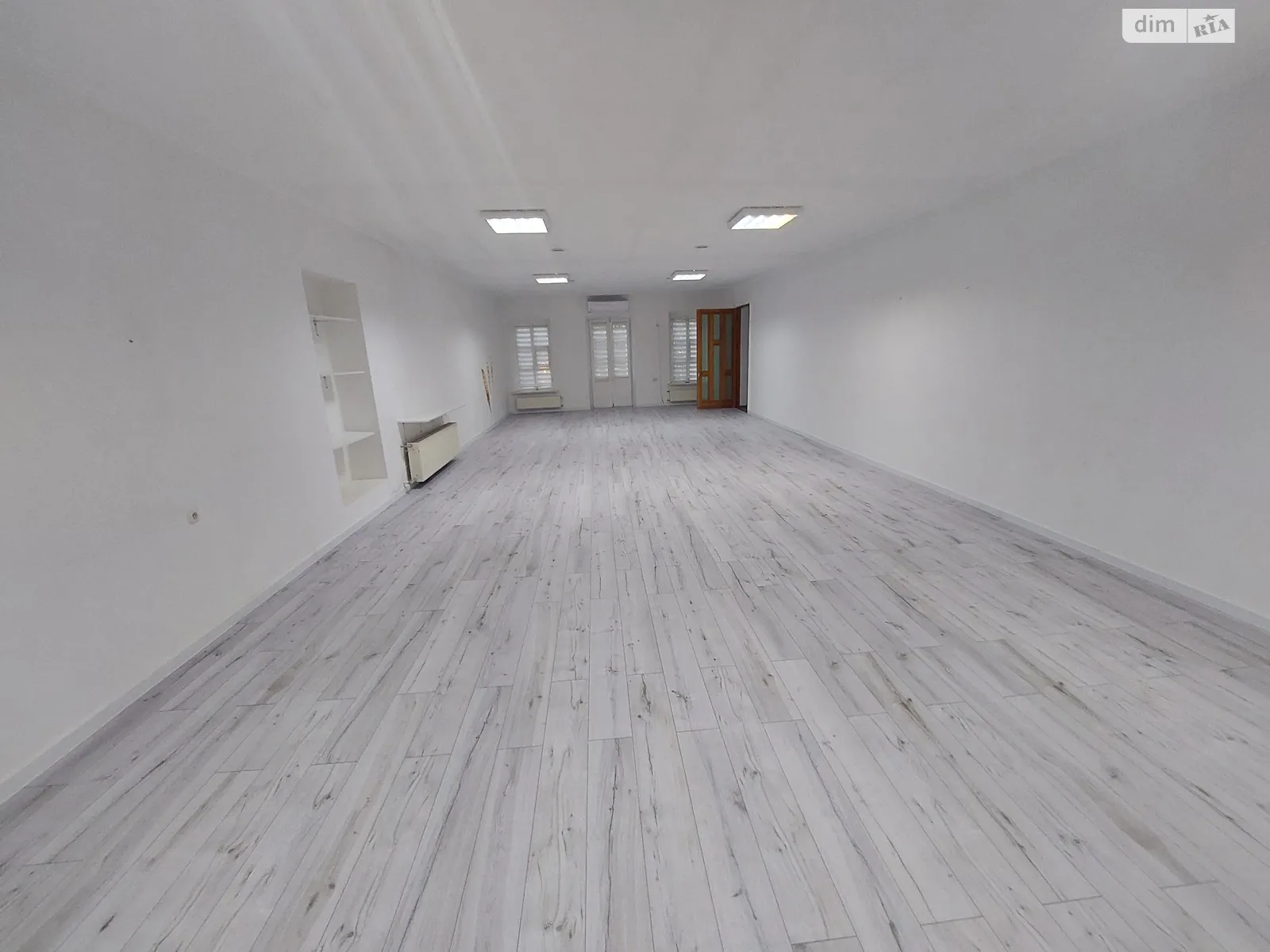 Сдается в аренду офис 155 кв. м в бизнес-центре, цена: 800 $ - фото 1