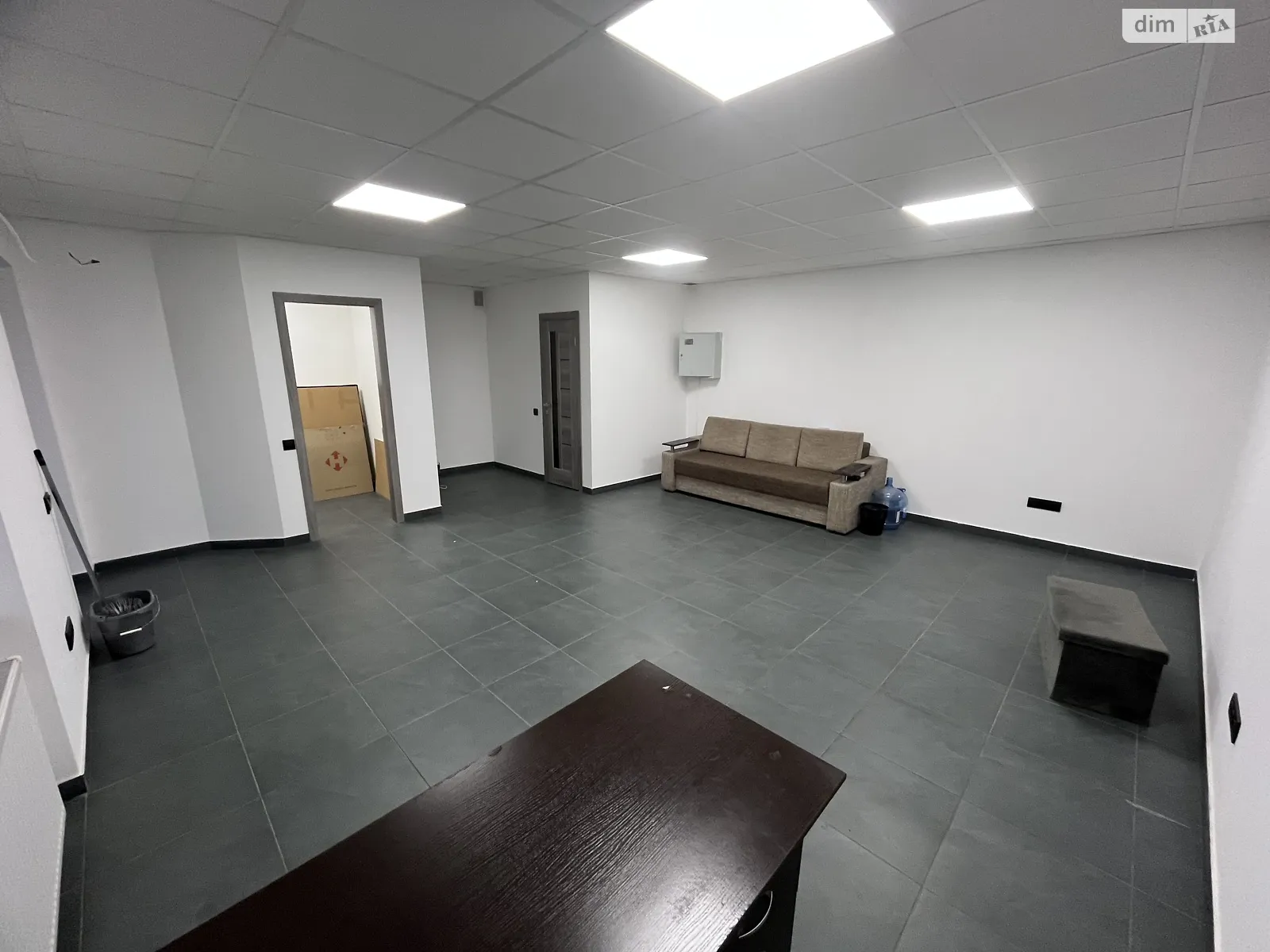 Сдается в аренду офис 41 кв. м в бизнес-центре, цена: 250 $ - фото 1