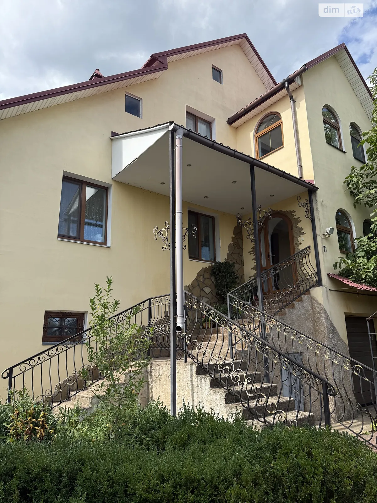 Продается дом на 3 этажа 308 кв. м с баней/сауной, цена: 370000 $ - фото 1