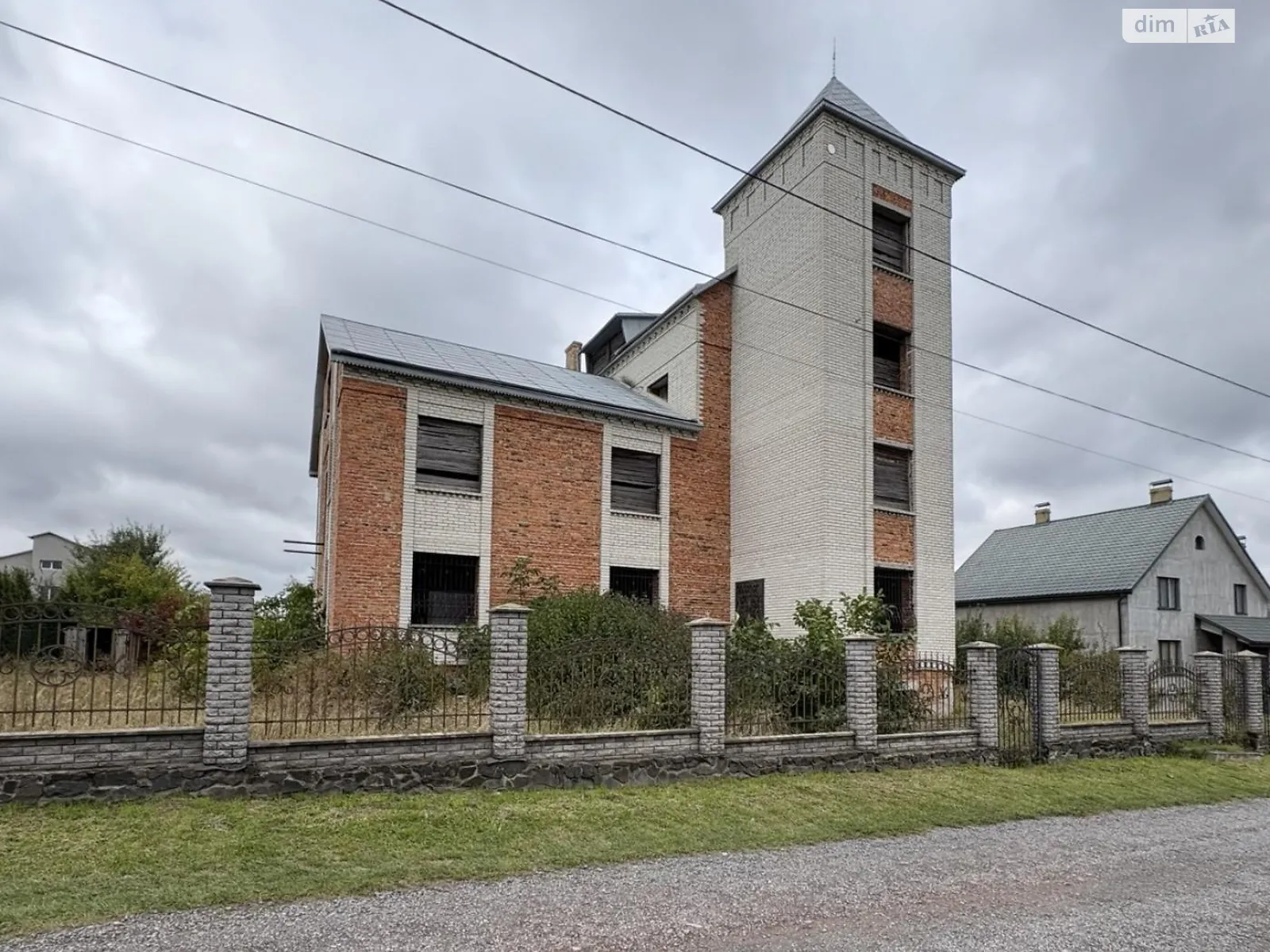 Продается дом на 3 этажа 393 кв. м с подвалом, цена: 45000 $ - фото 1