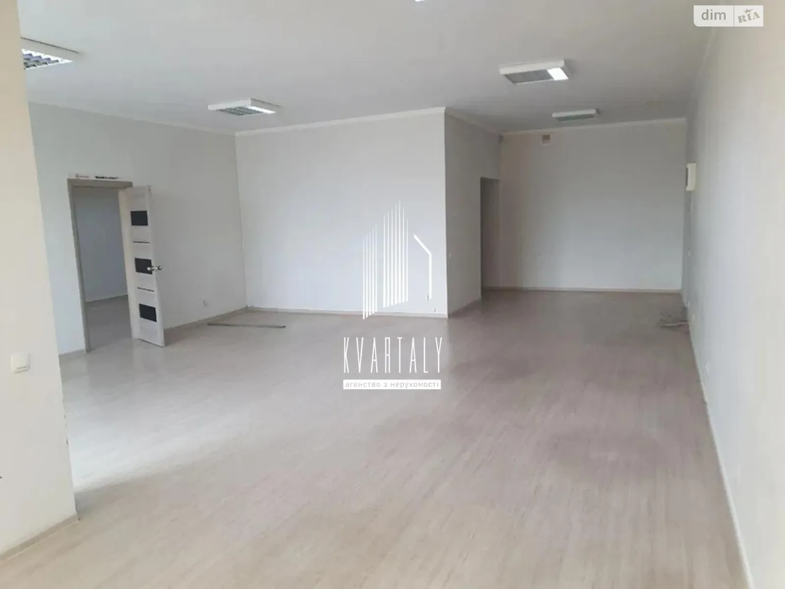 Сдается в аренду офис 120 кв. м в бизнес-центре, цена: 700 $ - фото 1