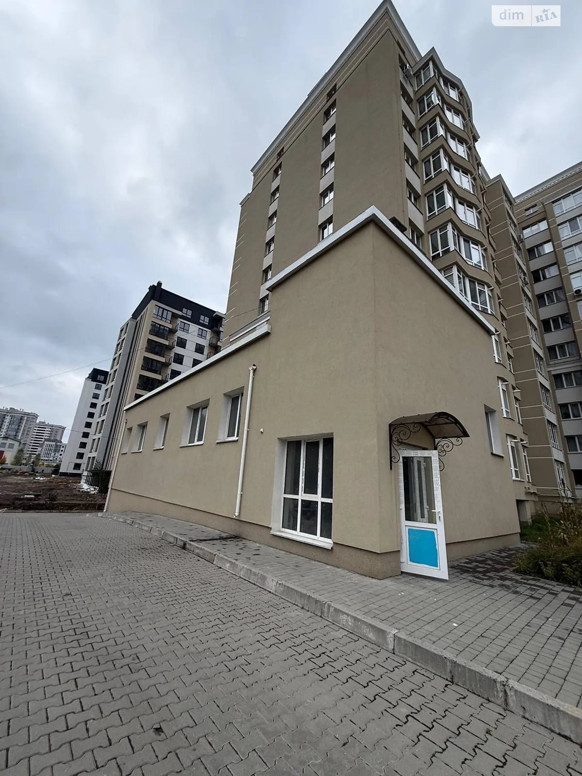 Сдается в аренду помещения свободного назначения 235 кв. м в 10-этажном здании, цена: 70500 грн - фото 1