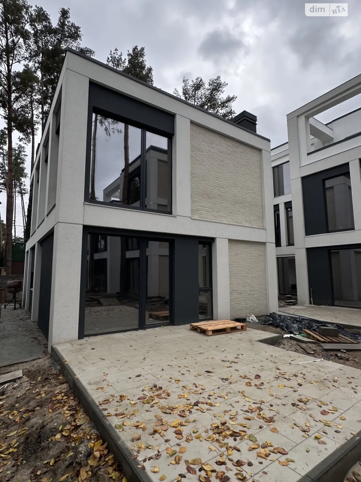 Продается дом на 2 этажа 107 кв. м с бассейном, цена: 130000 $ - фото 1