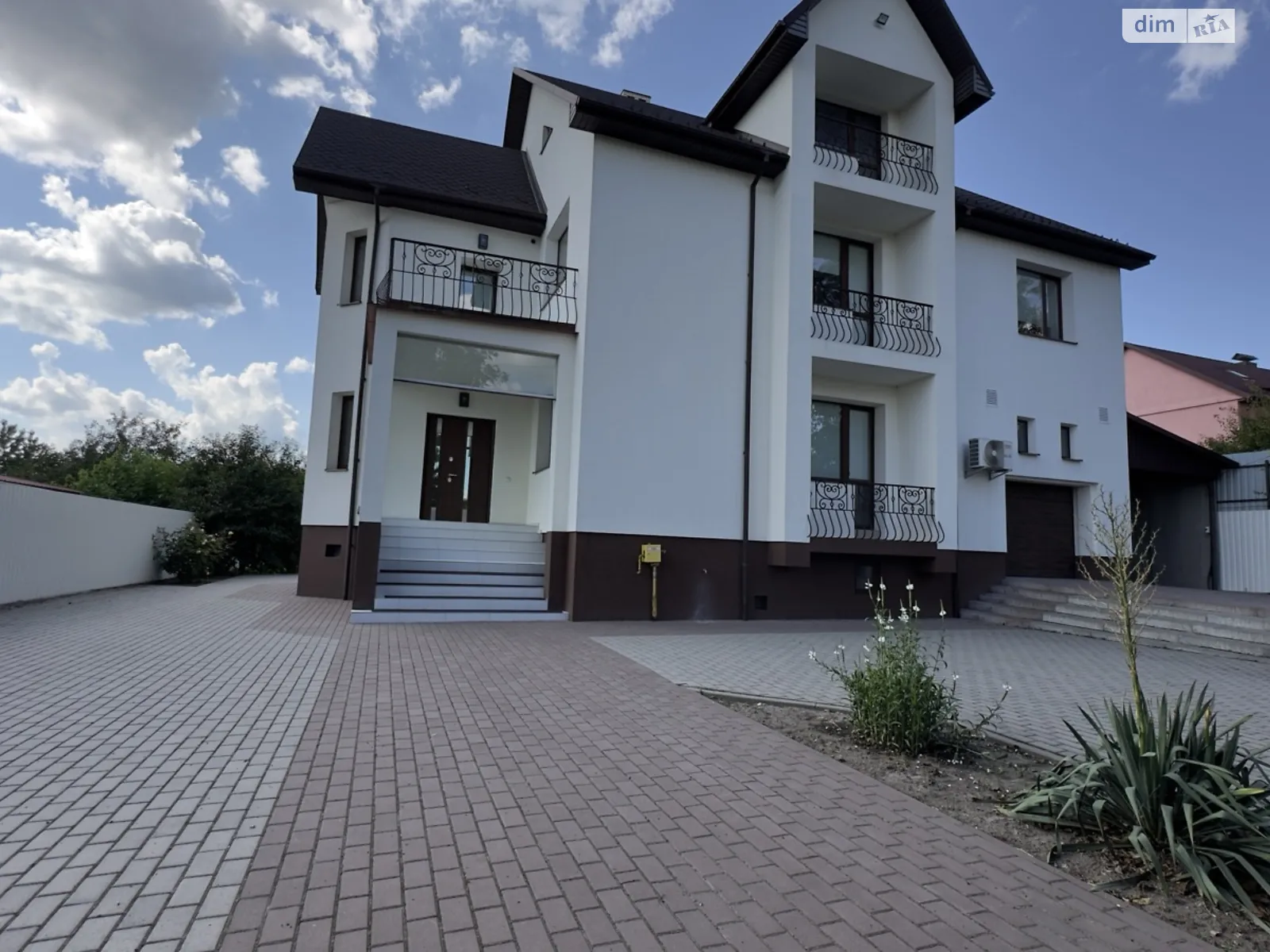 Продается дом на 2 этажа 343.5 кв. м с баней/сауной, цена: 230000 € - фото 1