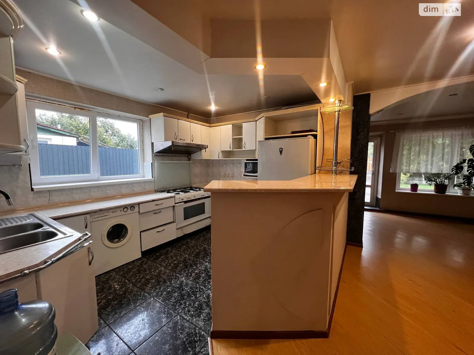 Сдается в аренду дом на 2 этажа 196 кв. м с балконом, цена: 1000 $ - фото 1