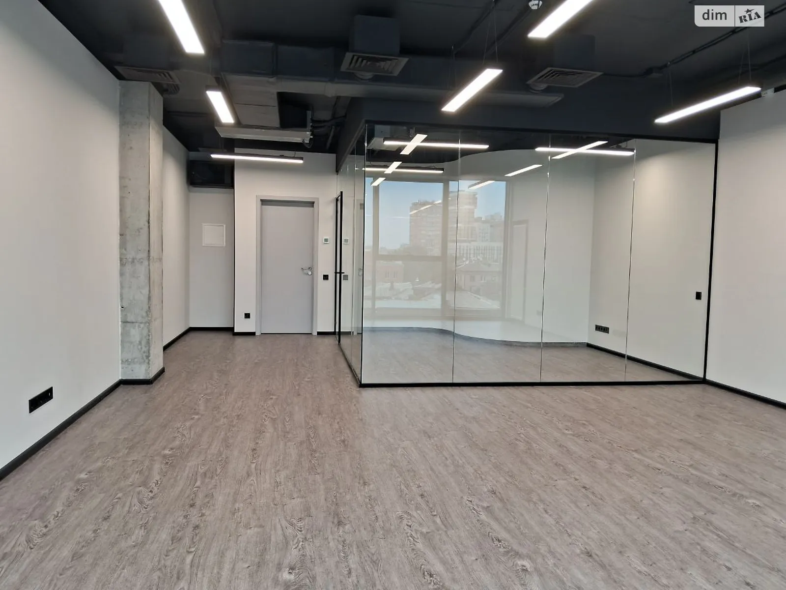 Сдается в аренду офис 67 кв. м в бизнес-центре, цена: 804 $ - фото 1