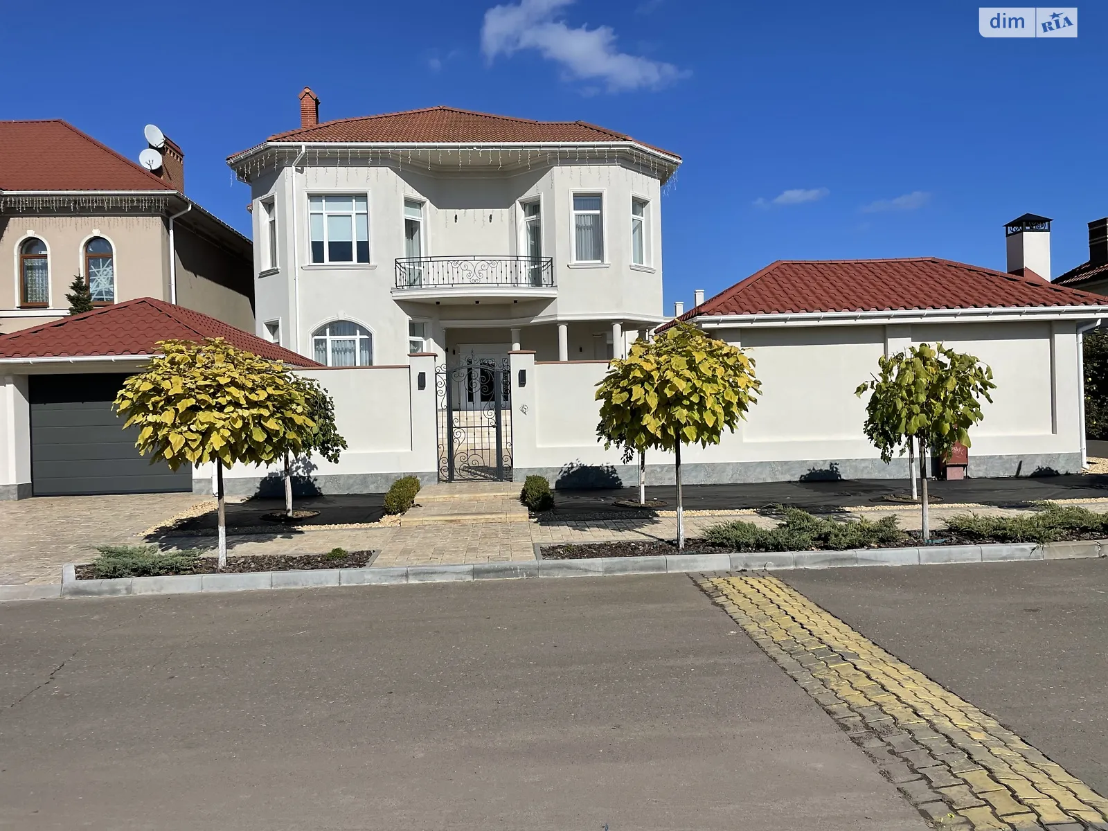 Продается дом на 3 этажа 315 кв. м с участком, цена: 1100000 $ - фото 1