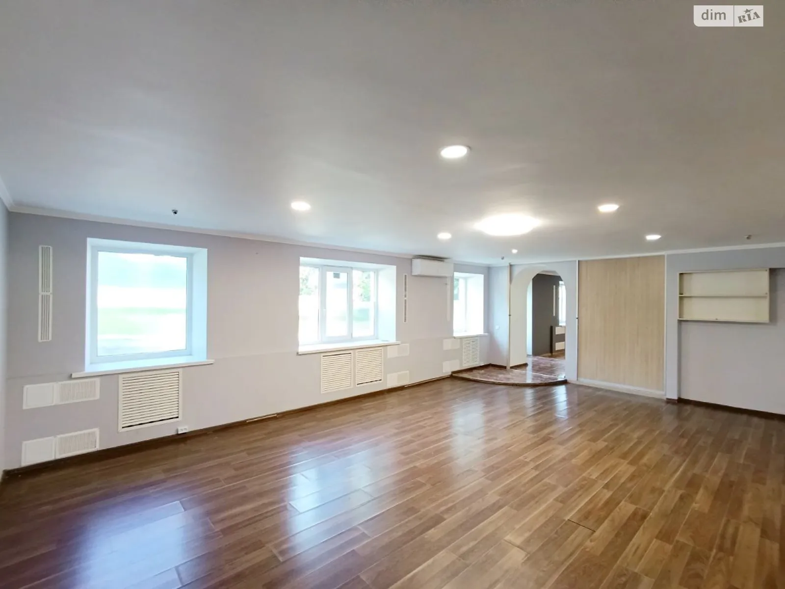 Сдается в аренду офис 117 кв. м в бизнес-центре, цена: 300 € - фото 1