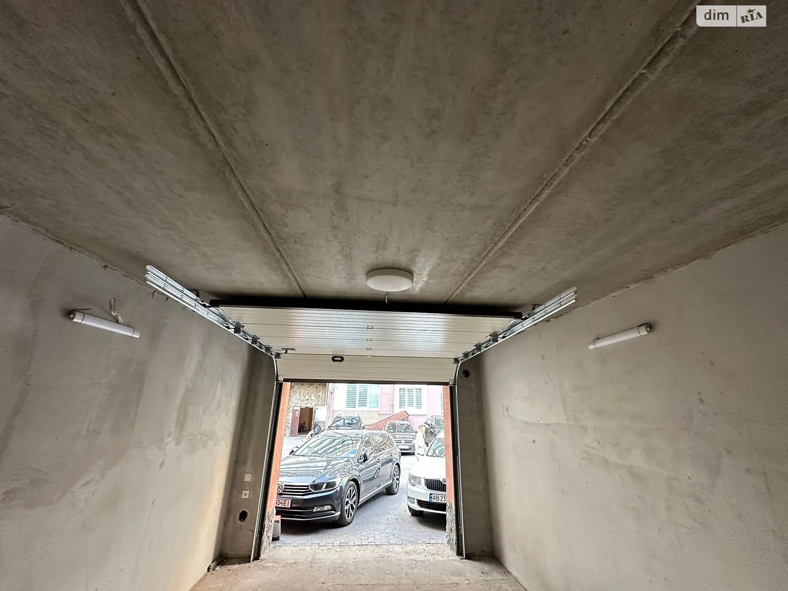 Продается место в гаражном кооперативе под легковое авто на 20 кв. м, цена: 15999 $ - фото 1