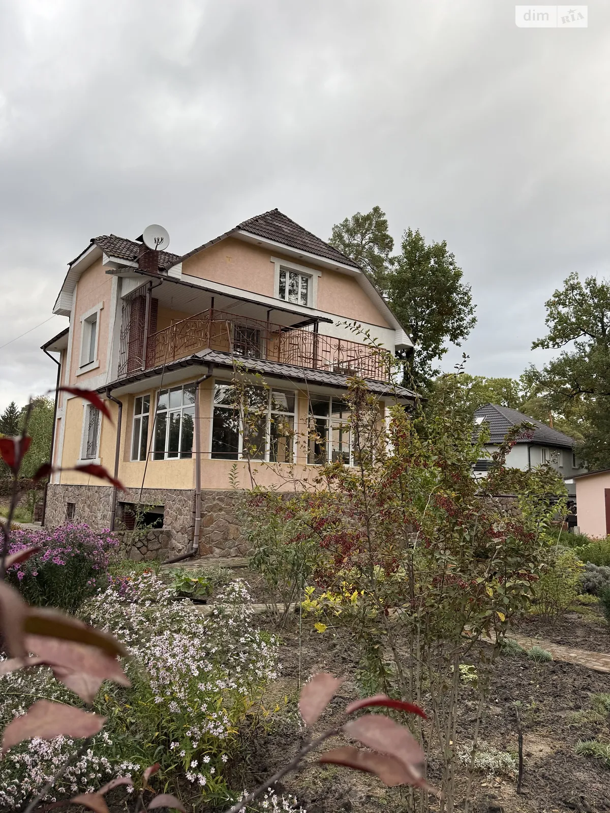 Продается дом на 3 этажа 326.3 кв. м с баней/сауной, цена: 500000 $ - фото 1
