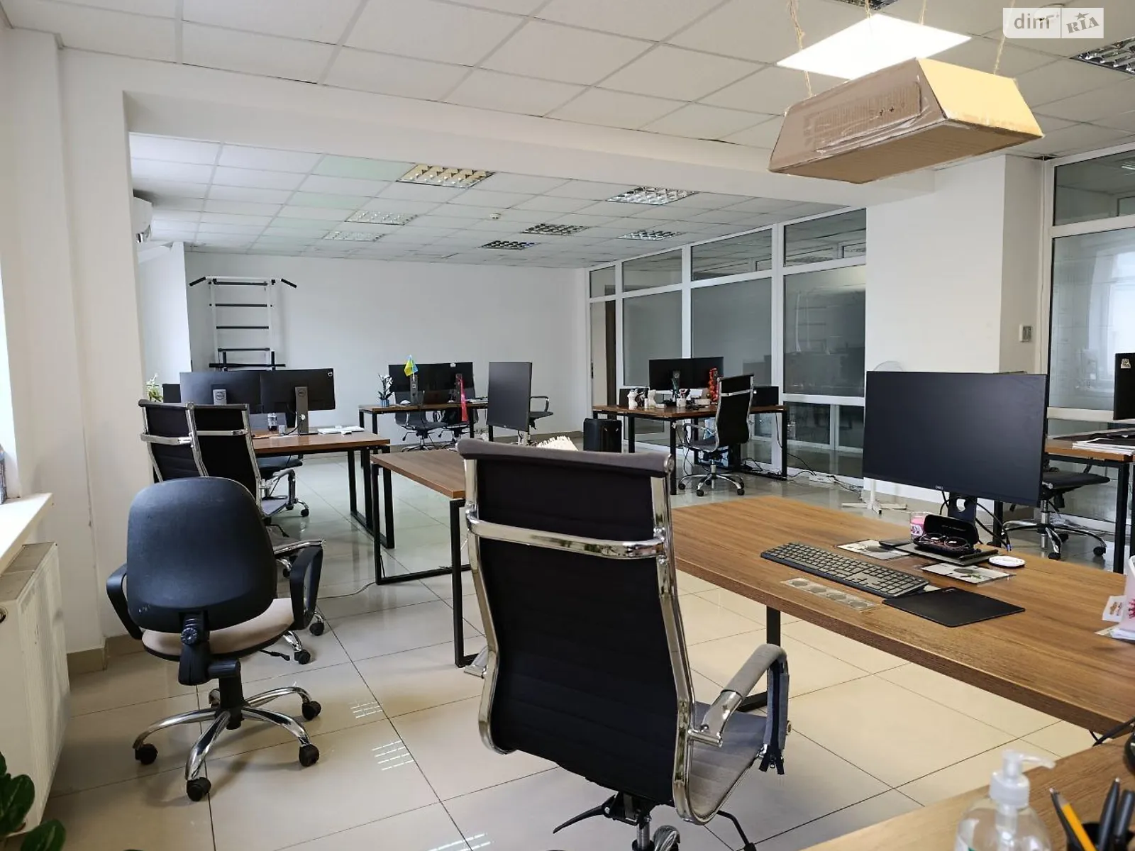 Сдается в аренду офис 334 кв. м в бизнес-центре, цена: 2500 $ - фото 1