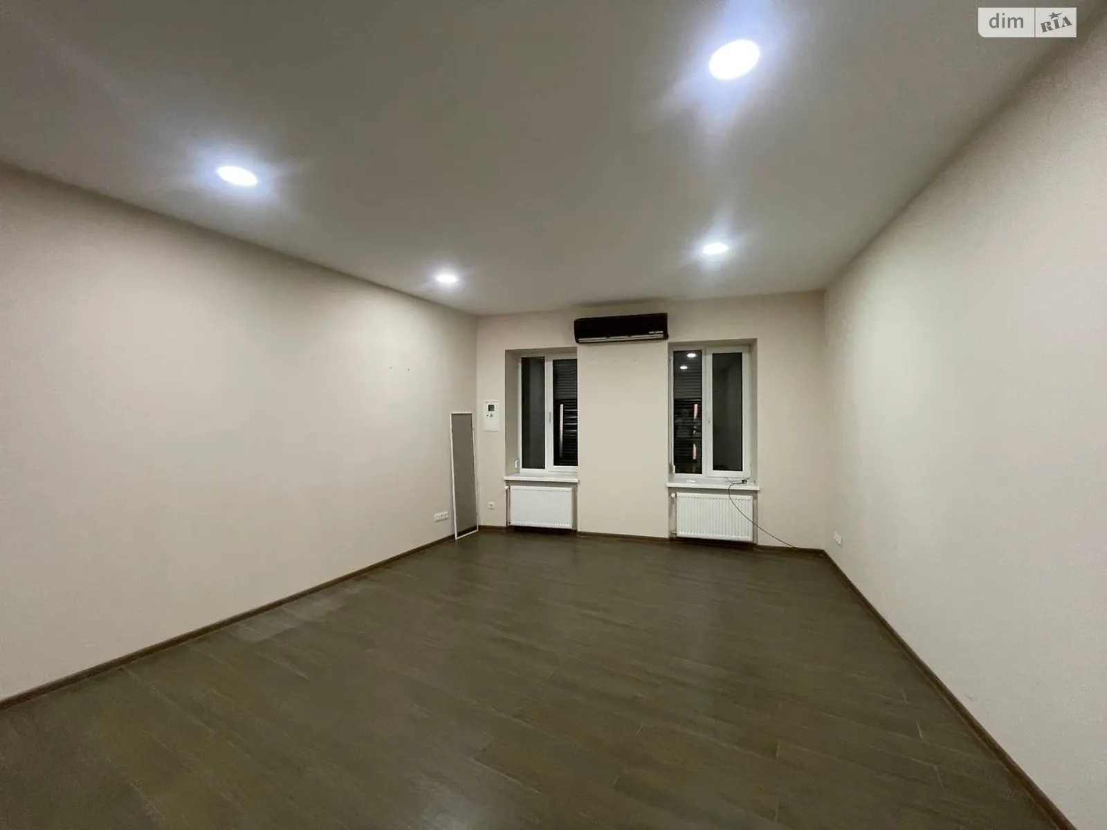 Сдается в аренду офис 48 кв. м в бизнес-центре, цена: 15000 грн - фото 1