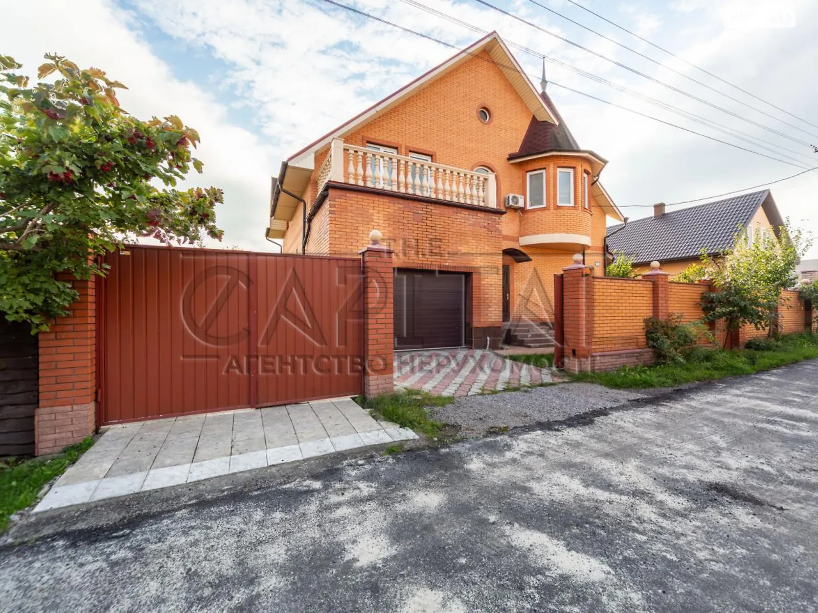 Сдается в аренду дом на 2 этажа 248 кв. м с садом, цена: 1300 € - фото 1
