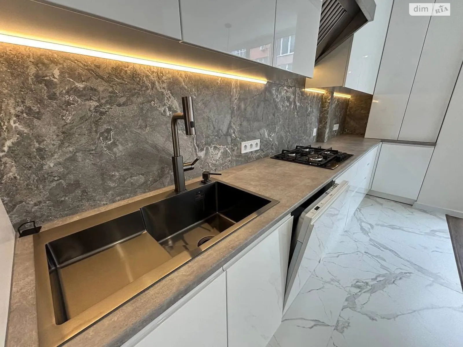 Продается 3-комнатная квартира 77.4 кв. м в Ивано-Франковске, ул. Бельведерська - фото 1