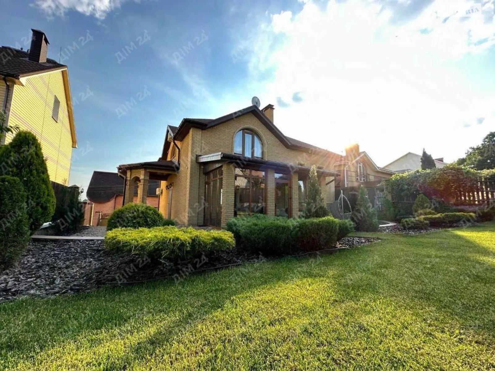 Продается дом на 2 этажа 224 кв. м с подвалом, цена: 220000 $ - фото 1