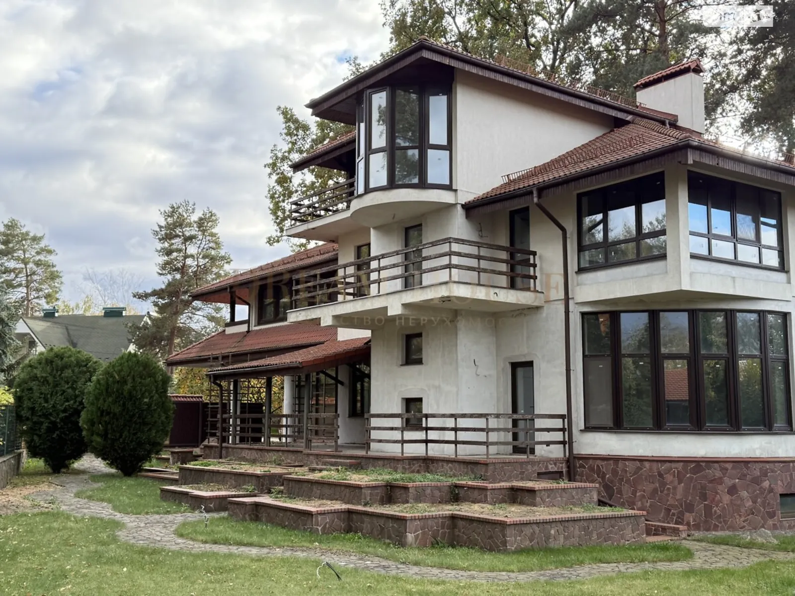 Продается дом на 3 этажа 498.7 кв. м с камином, цена: 450000 $ - фото 1