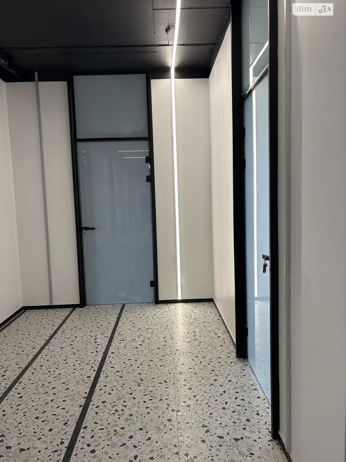 Сдается в аренду помещения свободного назначения 65 кв. м в 4-этажном здании, цена: 22750 грн - фото 1