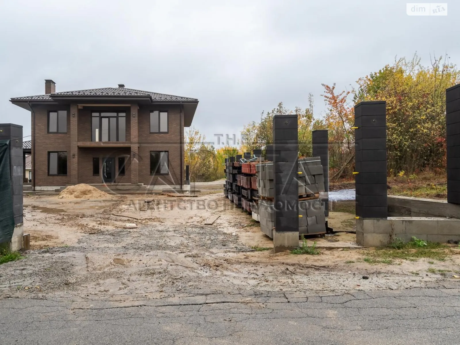 Продается дом на 2 этажа 230 кв. м с балконом, цена: 295000 $ - фото 1
